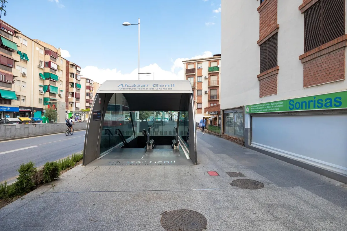 Acceso a la estación de metro Alcázar Genil en Camino de Ronda, junto al edificio